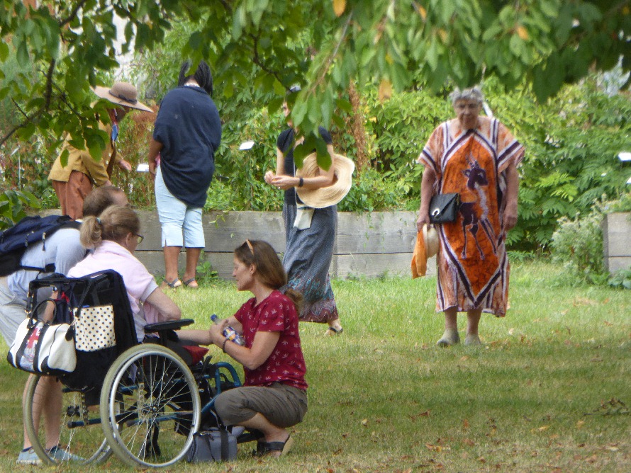 Promenade dans le jardin de plantes médicinales